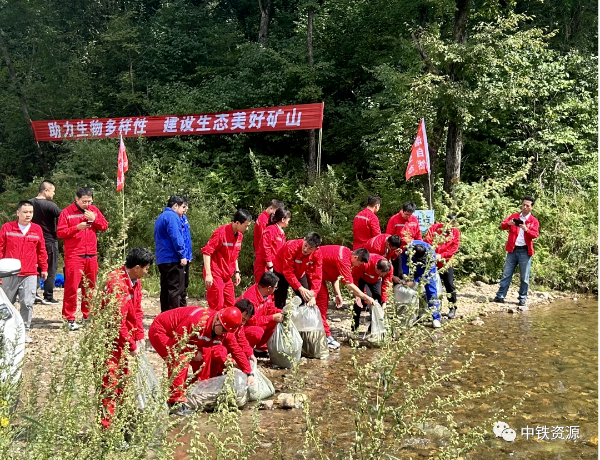 鹿鸣矿业在当地河流开展鱼类增殖放流活动